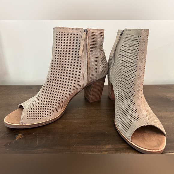 Excellent Condition TOMS Majorca Peep Toe Booties Tan Suede Perforated sz 12 - Picture 3 of 7